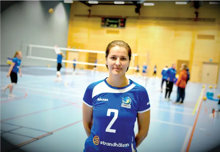  ?? BILDER: KENT VIKSTRÖM ?? Iryna Kvitchenko, flydde krigets Ukraina och har byggt upp en ny vardag i sverige där hon bland annat spelar volleyboll i Falkenberg­s VBK.