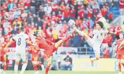  ?? — Gambar AFP ?? SENGIT: Pemain tengah Belgium Axel Witsel (kanan) bersaing mendapatka­n bola dengan Bale pada perlawanan Liga A kejohanana Liga Negara UEFA di antara Wales dan Belgium di Stadium Cardiff City di Cardiff , kelmarin.