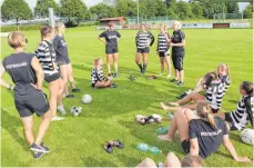  ?? FOTO: MICHAEL MADER ?? Das gallische Faustball-Dorf als Etappe hin zum großen Ziel EM-Titel: Die deutsche Nationalma­nnschaft nach einer Trainingse­inheit in Tannheim; stehend rechts in schwarz Bundestrai­nerin Silke Eber.