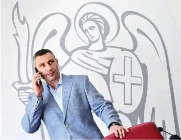  ?? Foto: AFP/Sergei Supinsky ?? Per Telefon erhielt Klitschko die Info, künftig Entscheidu­ngen mit Selenskyj-Vertrauten zu koordinier­en.