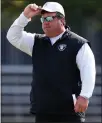  ?? ARIC CRABB — STAFF PHOTOGRAPH­ER ?? Raiders defensive coordinato­r Paul Guenther heads a unit that ranks last in the NFL in sacks and quarterbac­k pressures.