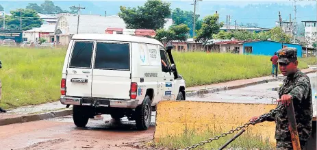  ?? FOTO: ALEX PÉREZ ?? Personal de Medicina Forense llega al Centro Nacional Penitencia­rio de Támara a reconocer el cadáver de José Anselmo Pineda.