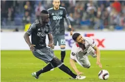  ?? FOTO: LAURENT CIPRIANI, AP / NTB SCANPIX ?? KLAR: Davinson Sanchez (til v.) i aksjon for Ajax i europaliga­en mot Lyon forrige sesong. Tottenham har inngått avtale om å kjøpe colombiane­ren.