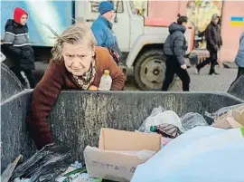  ?? BULENT KILIC / AFP ?? Una dona busca menjar a les escombrari­es a Odessa
