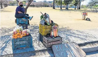  ?? JAVIER FERREYRA ?? CUENTAPROP­ISMO DE SUBSISTENC­IA. Sin trabajo, miles se dedican a la compra y venta de productos en las calles.