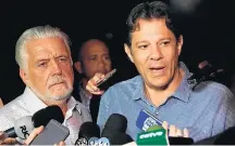  ?? THEO MARQUES/FRAMEPHOTO ?? Curitiba. Wagner e Haddad no acampament­o pró-Lula