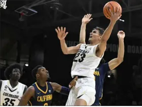  ?? CLIFF GRASSMICK — STAFF PHOTOGRAPH­ER ?? Colorado forward Tristan da Silva puts up a hook shot against Cal on Wednesday in Boulder.