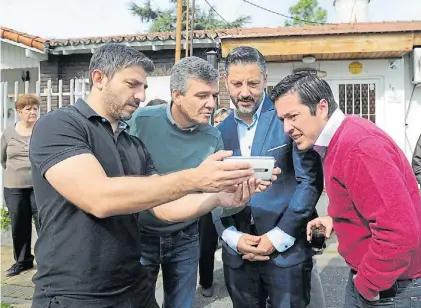  ??  ?? Mensaje. Juan Zabaleta, ayer, junto a los intendente­s K Gustavo Menéndez y Leonardo Nardini.