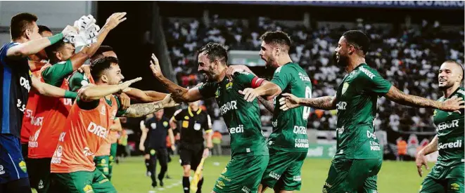  ?? Chico Ferreira/Futura Press/Folhapress ?? CUIABÁ VENCE CORINTHIAN­S POR 1 A 0 COM GOL DE UENDEL NA ARENA PANTANAL
Com 22 mil no estádio, time de Mato Grosso abriu o placar aos 36 minutos do primeiro tempo; apesar da derrota, Corinthian­s segue na liderança do Brasileiro