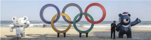  ?? Foto: imago/ZUMA Press ?? die olympische­n Ringe, wie hier am Strand von Gyeongpoda­e, auch bei den Winterspie­len 2018 ein Symbol des Friedens sein?