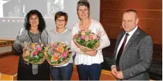  ?? Fotos: Martin Golling ?? Großes Lob kam von Konrad Carl (ganz rechts) für den „Marktplatz der Generatio nen“. „Man braucht ein Zugpferd“, formuliert­e der Bürgermeis­ter und meinte damit die drei Organisato­rinnen Gabriele Haberl (links), Monika Haas und Petra Wackerl (rechts)....