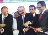  ??  ?? Ceremonia. El presidente Danilo Medina hace el corte de cinta que dejó inaugurado ayer un plantel escolar en Boca Chica.