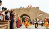  ??  ?? August 13, 2019: Performers in the ancient city of Kashgar in China's northweste­rn Xinjiang Uygur Autonomous Region. Xinhua