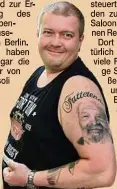  ??  ?? Fan Heiko Katen aus Marienberg trägt sein Idol als Tattoo bei sich.