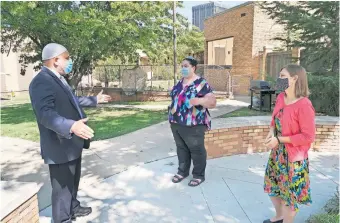  ?? [DOUG HOKE/ THE OKLAHOMAN] ?? Imad Enchassi, senior imam of the Islamic Society of Greater Oklahoma City, talks with Rabbi Abby Jacobson, spiritual leader of Emanuel Synagogue, center, and Rabbi Vered Harris outside Temple B'nai Israel, where Harris is the spiritual leader.