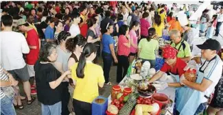  ??  ?? Tasty day: People waiting to sample delicacies at the final in Penang.