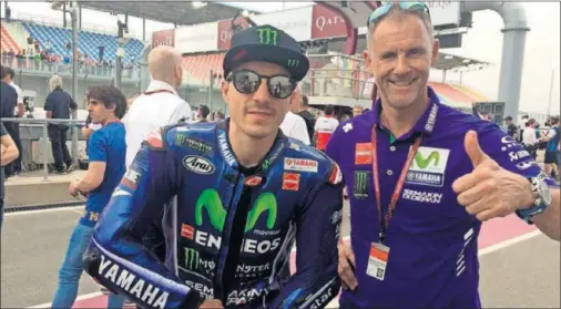  ??  ?? NUEVOS COMPAÑEROS. Maverick Viñales y Wilco Zeelenberg trabajan ahora juntos en el box del Movistar Yamaha.