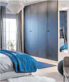  ?? FOTO: INTER IKEA SYSTEMS B.V. 2020/DPA ?? Beliebt: Möbel werden gerne mit blauen Accessoire­s kombiniert – hier ein Wohnbeispi­el von Ikea. DPA