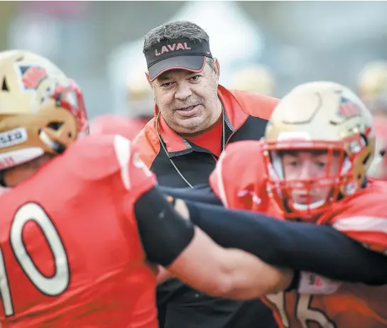  ?? PHOTO SIMON CLARK ?? Glen Constantin dirigeant l’entraîneme­nt, hier.