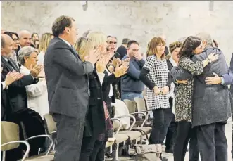  ??  ?? Mar Astruells se abraza a Tomás Guasch después del emotivo discurso en recuerdo de su padre