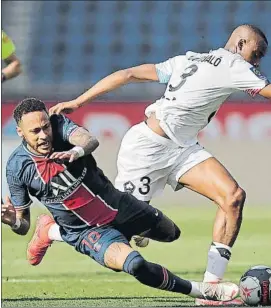  ?? FOTO: AP ?? Neymar y Tiago Djaló Ambos acabaron expulsados en el PSG-Lille