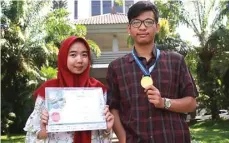  ?? JAWA POS RADAR MALANG ?? INSPIRATIF: Cinthia Vairra Hudayanti dan Muhammad Robby Dharmawan menunjukka­n medali dan sertifikat yang baru mereka raih.