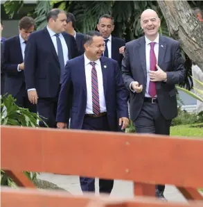  ?? RaFaEl PaCHECO ?? Infantino, presidente de FIFA, junto al jerarca de la Fedefútbol, Rodolfo Villalobos, en recorrido por el Proyecto Gol.