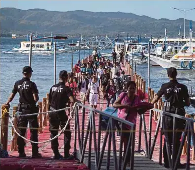  ??  ?? Ratusan pelancong mula tiba di Pulau Boracay selepas kerajaan Filipina mengumumka­n pembukaan destinasi pelanconga­n popular itu, semalam.