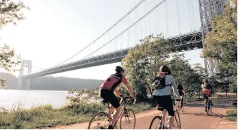  ?? /CORTESÍA ALEX LOPEZ ?? Puede hacer un recorrido en bicicleta o a pie por uno de los 1,700 parques de la Ciudad de Nueva York en los cinco condados.