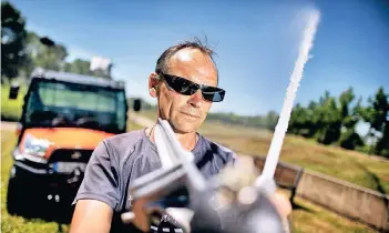  ?? FOTO: RALPH MATZERATH ?? Einsatz gegen die Trockenhei­t: Bernhard Kaiser vom Fachbereic­h Stadtgrün richtet im Neulandpar­k die Wasserkano­ne so aus, dass kaum ein Halm trocken bleibt.