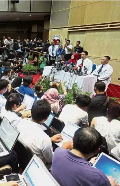  ??  ?? Answering
queries: Health Ministry director-general Datuk Dr Noor Hisham Abdullah (centre) speaking during a press conference at Hospital Kuala Lumpur. With him are National Medical Forensic Centre director Dr Mohd Shah Mahmood (right) and HKL...