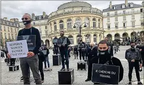  ??  ?? Les représenta­nts du monde de la nuit étaient vêtus de noir.