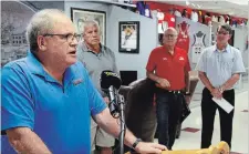  ?? CLIFFORD SKARSTEDT EXAMINER ?? Brian Cowie, communicat­ions director, responds to questions from reporters as Len Powers, marketing director, back from left, Bill Joiner, board chairman, and Tim Barrie, advisor and president, Junior A Lakers, look on.