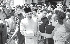  ?? — Gambar Bernama ?? BERJIWA RAKYAT: Anwar bersalaman bersama para jemaah selepas menunaikan solat Jumaat di Masjid Al-Ubudiah, Segambut Dalam di Kuala Lumpur, semalam.