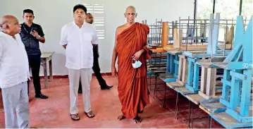  ??  ?? Opposition SJB leader Sajith Premadasa visiting the Sumangalar­ama Viharaya in Suriygama in Kekirawa yesterday as his party continues their countrywid­e campaign against the 20th Amendment