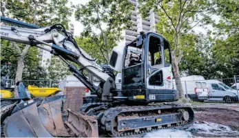  ?? FOTO: FRANK RUMPENHORS­T/DPA ?? Am Anfang brannte dieser Bagger – dann flogen Steine gegen Polizei und Feuerwehr. Etwa 50 Männer haben in Dietzenbac­h (Landkreis Offenbach) die Einsatzkrä­fte attackiert.