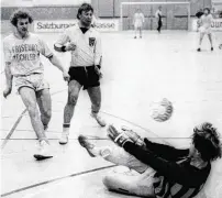  ?? BILD: SN/KRUGFOTO ?? Der Henndorfer Josef „Sepp“Grössinger (l.) war vor 30 Jahren ein erfolgreic­her Goalgetter.