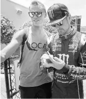  ?? STEPHEN M. DOWELL/STAFF PHOTOGRAPH­ER ?? Kurt Busch signs autographs before practice for the Coke Zero 400 on Thursday at Daytona Internatio­nal Speedway.