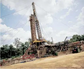  ?? Ansa ?? I giacimenti Un impianto per l’estrazione del petrolio in Nigeria. Nel Paese lavora la controllat­a Naoc