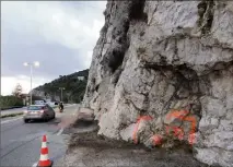  ?? ?? Sur la Moyenne-Corniche près du village d’Èze, Jean-François Renucci a perdu le contrôle de son véhicule qui a percuté la falaise avant de s’embraser.