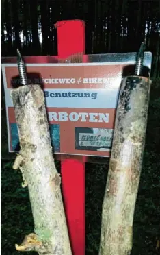  ?? Foto: AN ?? Solche Nagelfalle­n wurden im Frühjahr im Wald bei Oberwittel­sbach vergraben. Sie gefährden nicht nur Mountainbi­ker.