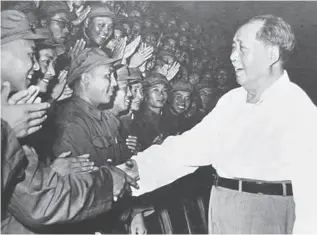  ??  ?? 毛泽东接见八六海战参­战官兵