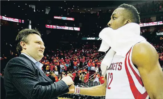  ?? SCOTT HALLERAN / AFP ?? ‘Cash’. Daryl Morey, mánager de los Houston Rockets (izquierda), celebrando con Dwight Howard una victoria sobre Los
Angeles Clippers en el 2015