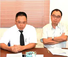  ??  ?? Dr Wong (left) and branch chairman Wong Ching Yong at a press conference.