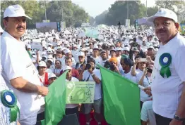  ?? — BIPLAB BANERJEE ?? Union ministers Mahesh Sharma and Harsh Vardhan take part in ‘Run for Clean Air’ rally in New Delhi on Sunday.