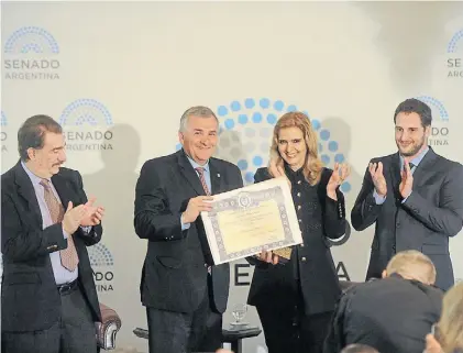  ?? GUILLERMO ADAMI ?? Festejo. Morales recibe el galardón del Senado, con Storani, la senadora Elías y Rosenzvaig.