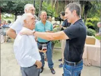  ??  ?? ENCUENTRO. Robert Fernández con Pepe Hernández.