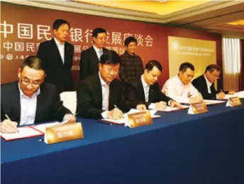  ??  ?? Presidents of five private banks sign a document on industrial developmen­t in Shanghai on November 20, 2015