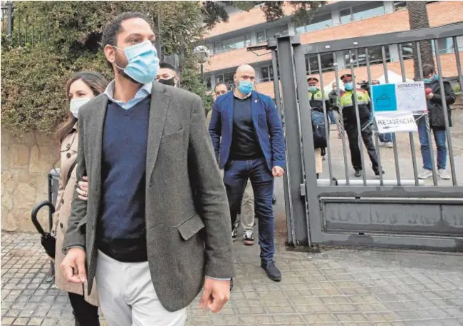  ?? EFE ?? El cabeza de lista de Vox, Ignacio Garriga, tras votar ayer a la salida de su colegio electoral