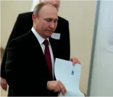  ?? OUL| NOTÍCIAS ?? Vladimir Putin numa das assembleia­s de voto em Moscovo